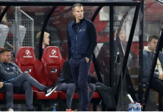 Thất bại thảm hại, Van Persie gợi lại trận Arsenal thua M.U 2-8