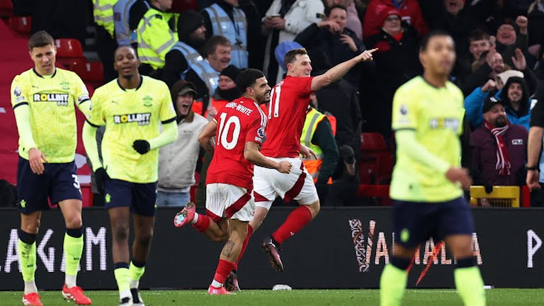 Tottenham tiến gần nhóm trụ hạng; Nottingham Forest bằng điểm Arsenal trên BXH Ngoại hạng Anh