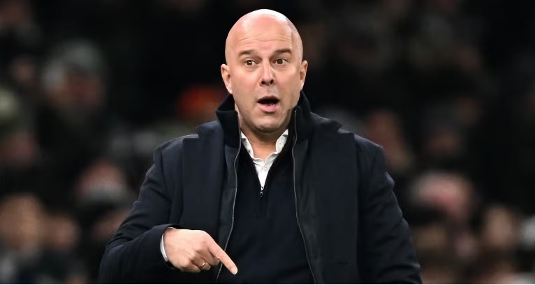 Vì sao Arne Slot chỉ là 'head coach', không phải 'manager' của Liverpool?