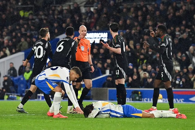 Redknapp: Arsenal may mắn thoát thẻ đỏ