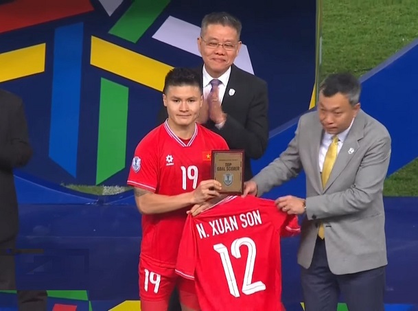 Ảnh bài viết Quang Hải thay Xuân Son nhận danh hiệu Vua phá lưới