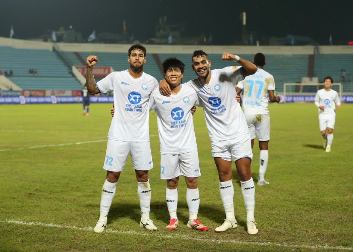Thắng 3-1, Nam Định vươn lên ngôi đầu V.League