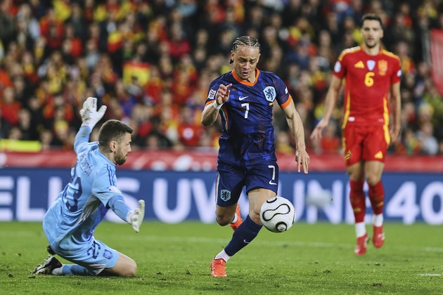 Nhìn Xavi Simons thi đấu, M.U càng thêm khó xử