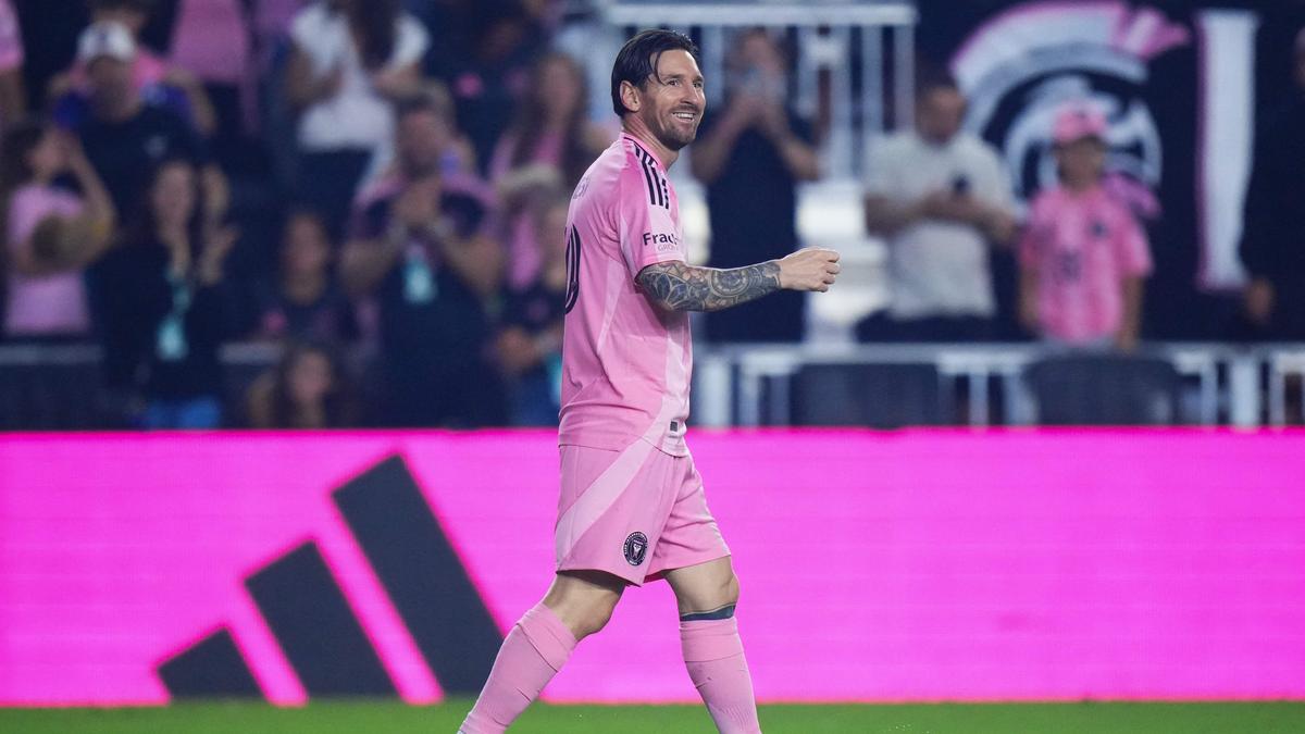 Messi ghi bàn bằng chân phải, Miami vươn lên ngôi đầu