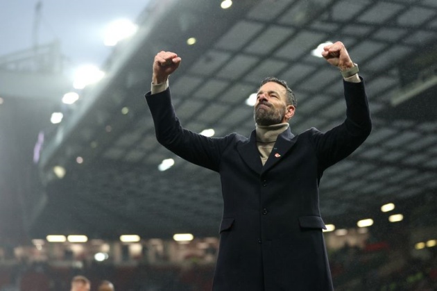 Jamie Redknapp châm biếm Van Nistelrooy sau màn tri ân cảm xúc với fan Man Utd