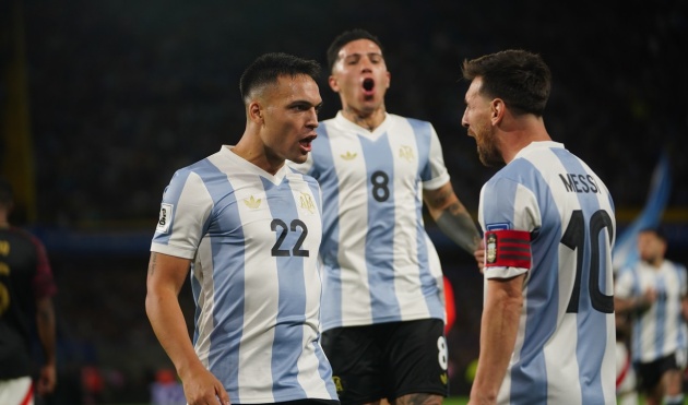 Lautaro 'sánh vai' Maradona với siêu phẩm volley; Messi vẫn quá khác biệt tại Argentina