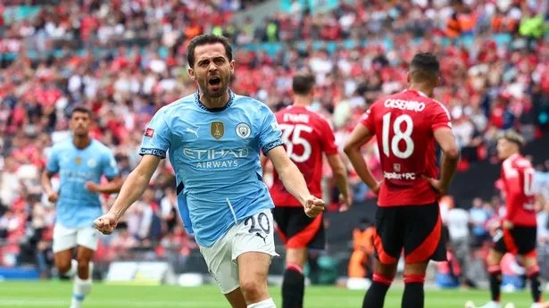 Man City cho MU 'ngửi khói' về giá trị thương hiệu