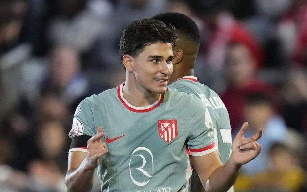 Julian Alvarez vượt mặt Mbappe