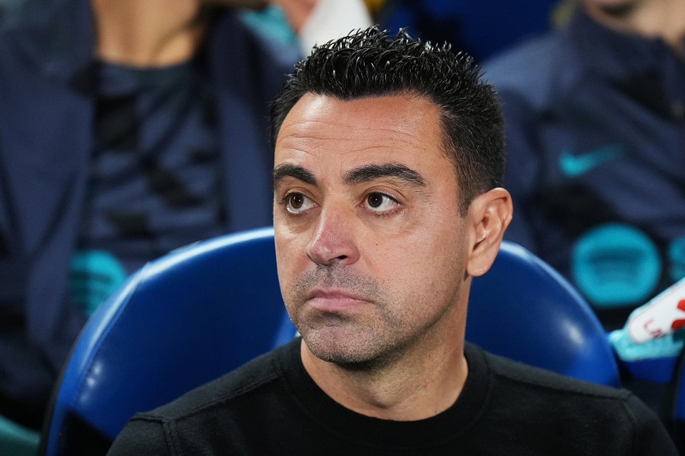 Vận rủi lại ập đến, HLV Xavi bị phạt