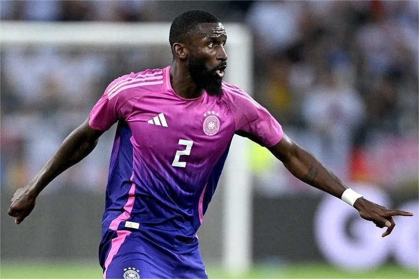 Rudiger túm cổ, trút giận lên bom tấn Arsenal