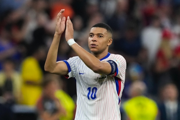 Vì sao Mbappe tháo mặt nạ?