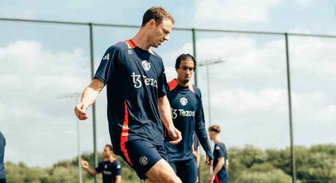 Ảnh bài viết Gã hộ pháp xuất hiện trên sân tập Man Utd