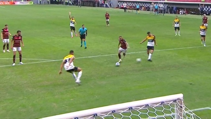 Pha xử lý 'IQ vô cực' dẫn tới quả penalty lạ lùng ở Brazil