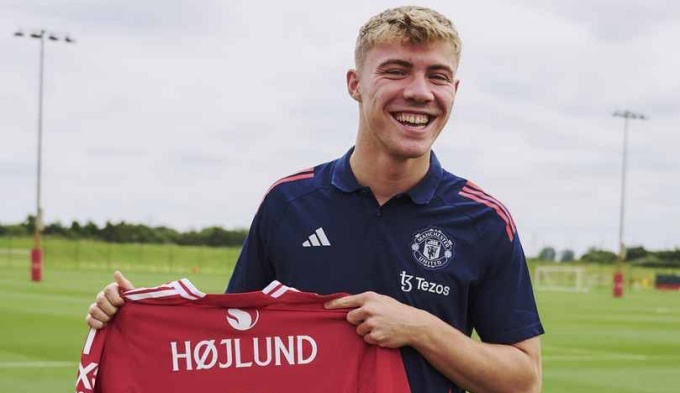 Ảnh bài viết Hojlund rạng rỡ với số áo mới, chờ cặp song sát tại Old Trafford