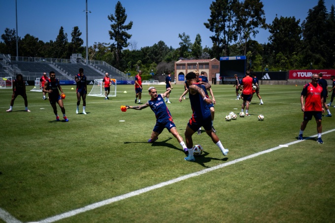 Ảnh bài viết Yoro xoạc bóng quyết liệt, Antony va với Sancho trên sân tập Man Utd