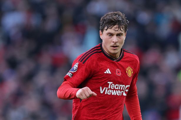 NÓNG! Man Utd bán đứt Victor Lindelof