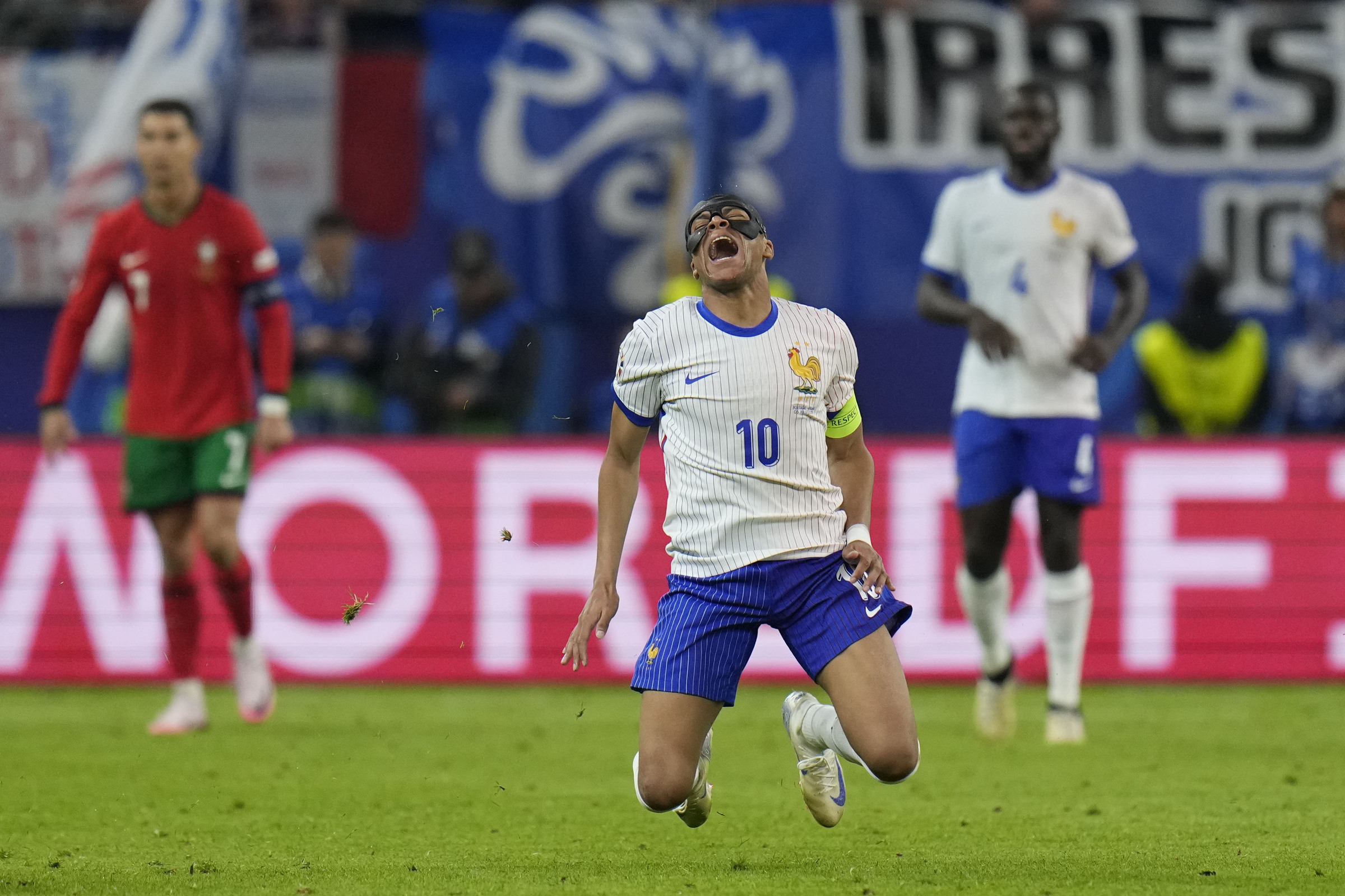 Kylian Mbappe toang mạnh
