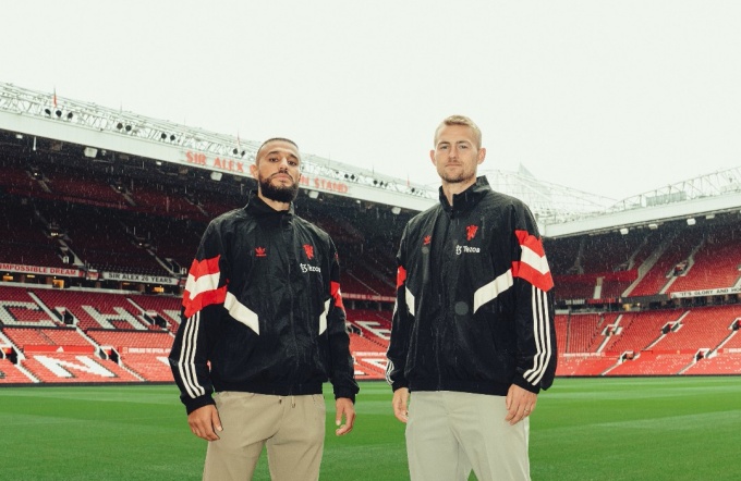 Ảnh bài viết De Ligt thua Mazraoui trong lần đầu đặt chân tới Old Trafford