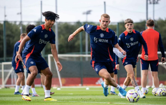 Ảnh bài viết De Ligt, Mazraoui tập buổi đầu ở M.U: Cú hích xuất hiện; Màn chào hỏi đặc biệt