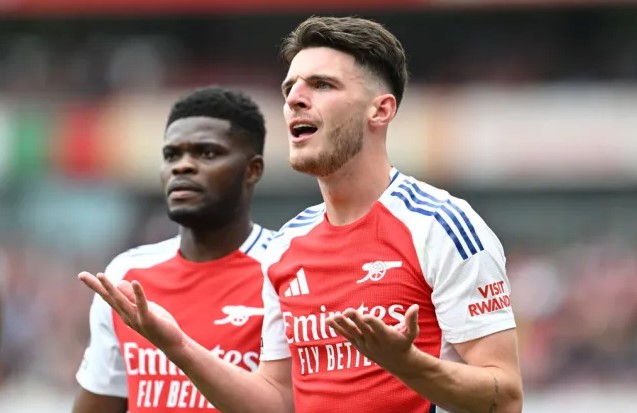 Ảnh bài viết Declan Rice bị treo giò đại chiến Tottenham, nghỉ mấy trận?