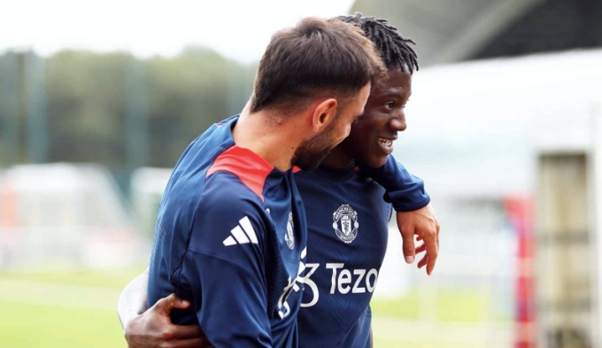 Ảnh bài viết Fernandes bá vai Mainoo ở buổi tập vắng hoe của Man Utd