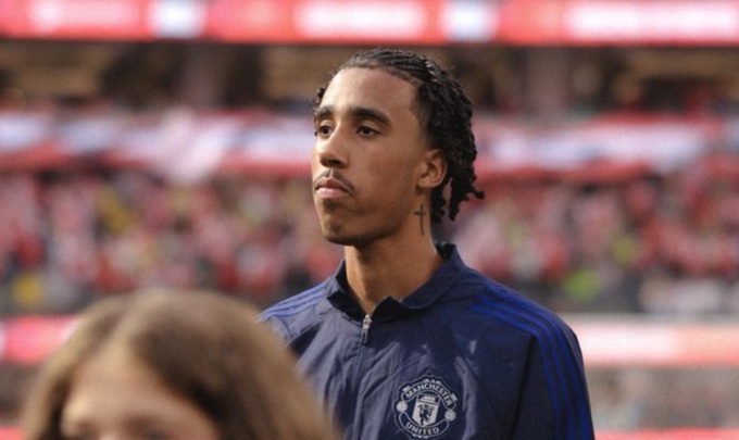 Ảnh bài viết 'Leny Yoro như một ngọn lửa đang bùng cháy'