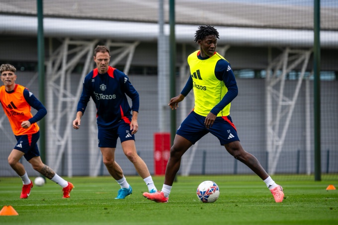 Ảnh bài viết Mainoo, Sancho gây chú ý; Zirkzee và Mount va nhau trên sân tập Quỷ đỏ