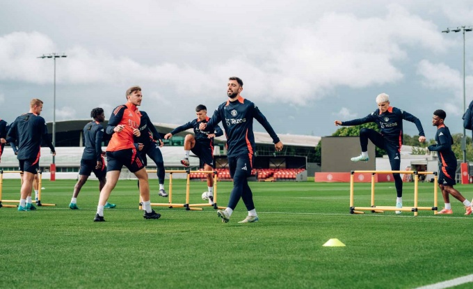 Ảnh bài viết Antony trố mắt trên sân tập Man Utd