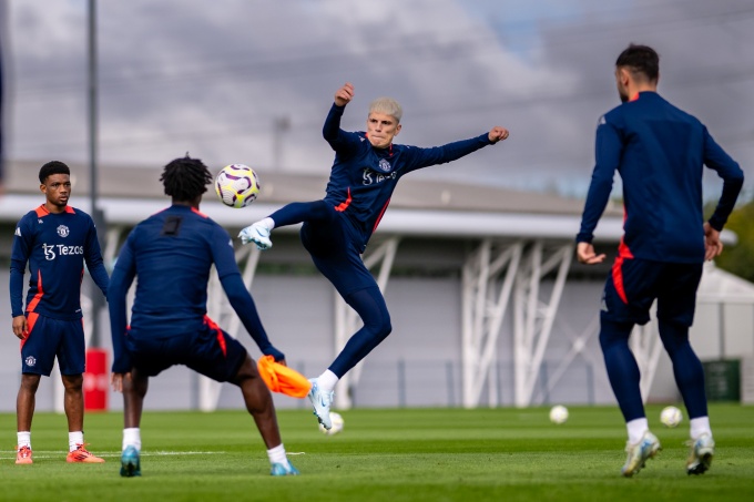 Ảnh bài viết Garnacho tung cước; Phản ứng của De Ligt trên sân tập Man Utd