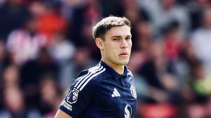 Ugarte gây ngỡ ngàng ngay trận ra mắt Man Utd