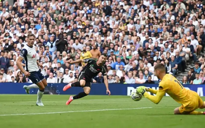 Ảnh bài viết Chiến thần của Arsenal tắc bóng 100%, thắng 10 tranh chấp, rê bóng 6 lần