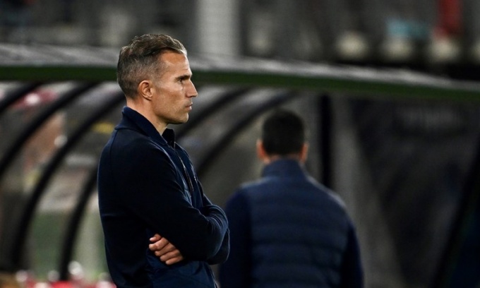 Van Persie chìm trong bóng tối