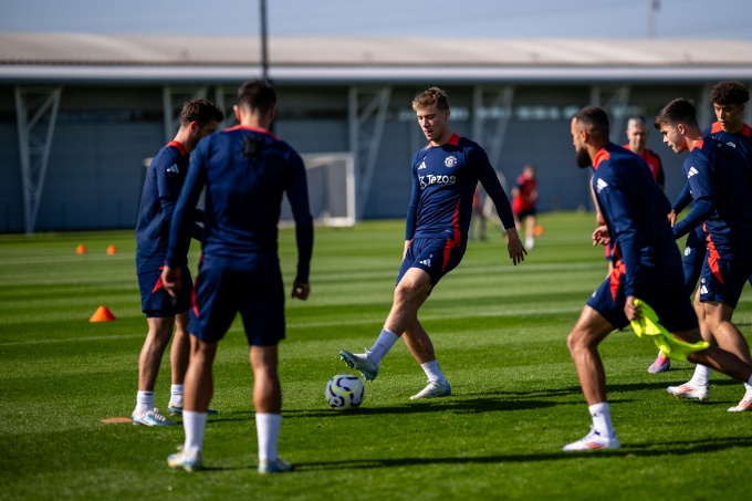 Ảnh bài viết Hai cú hích xuất hiện trên sân tập Quỷ đỏ