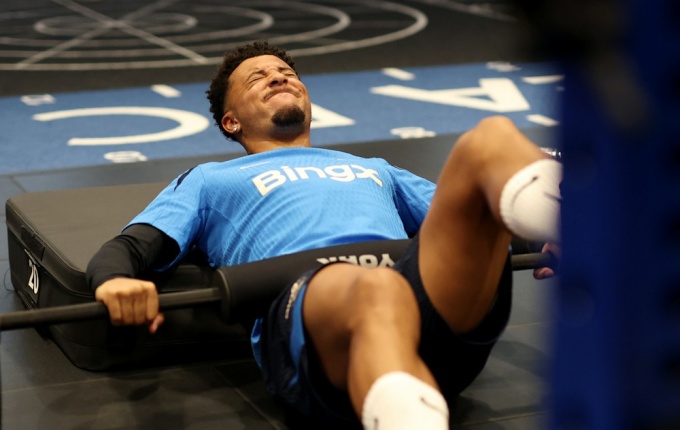 Ảnh bài viết Sancho nhăn nhó trong lần đầu tập ở Chelsea