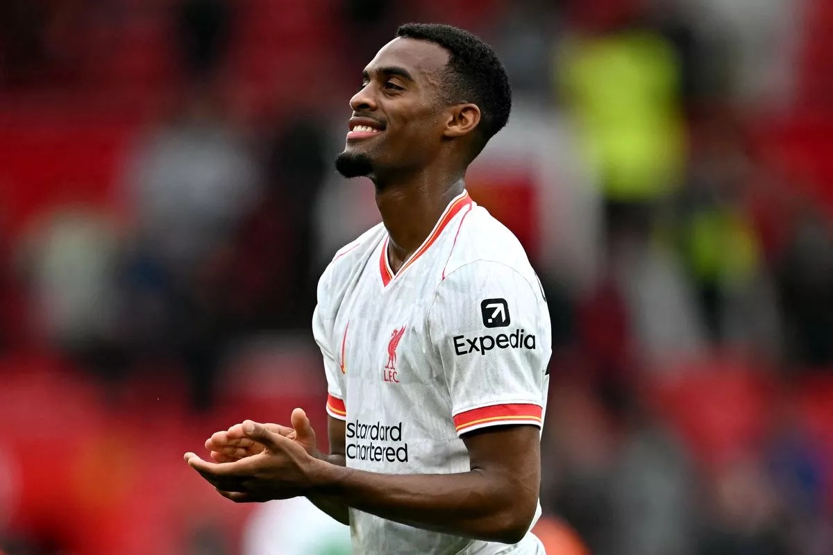 Gravenberch chỉ ra khác biệt giữa Klopp và Slot