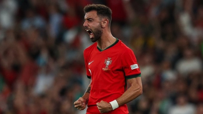 Kinh dị Bruno Fernandes: Tắc bóng 100%, 8 lần thu hồi bóng và tạo ra 6 cơ hội