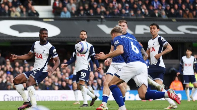 Bournemouth thua sốc; Tottenham thăng hoa sau khi hạ MU
