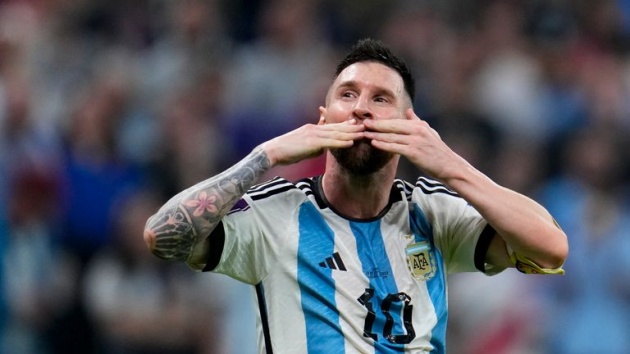 Messi làm điều này khi Argentina hủy diệt Brazil