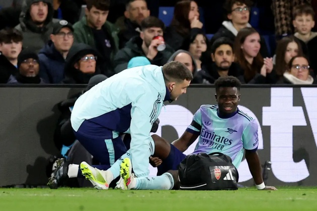 Saka ngã xuống giúp Arsenal tỉnh giấc