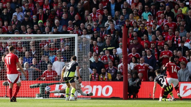 Ederson hoàn toàn bó tay, Man City bị Forest chọc thủng lưới