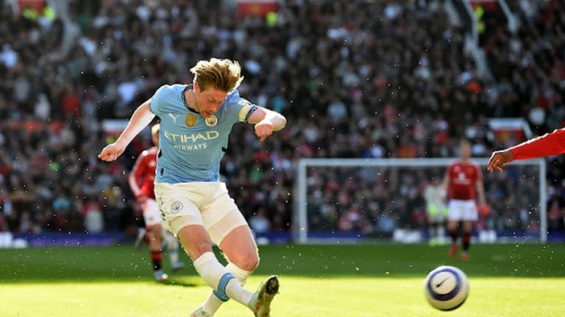 Fernandes: 'Man City giành nhiều danh hiệu, MU thì không là nhờ De Bruyne'