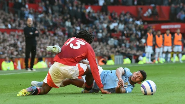 Hòa MU, bóng đen bao trùm lấy một Man City mệt mỏi và mất chất