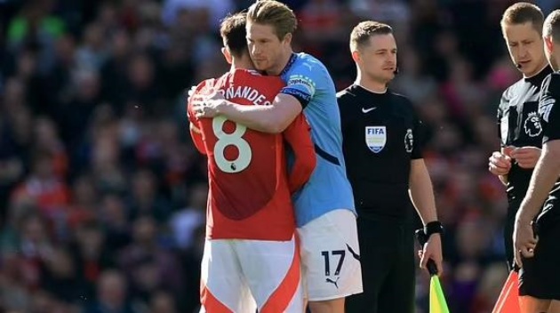 Fernandes hành động cảm xúc với De Bruyne sau trận derby cuối cùng