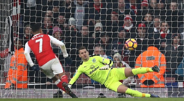 Sanchez panenka, Arsenal thoát hiểm đúng phút cuối - Bóng Đá