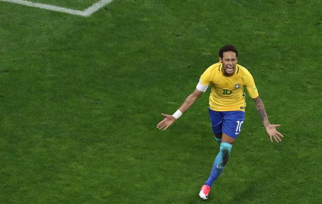 Neymar tình tứ bên bạn gái sau chiến tích ở đội tuyển - Bóng Đá