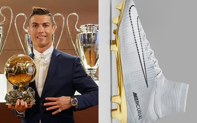 CR7 hớn hở khoe giày mới - Bóng Đá