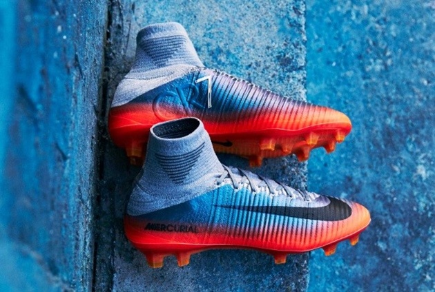 CR7 hớn hở khoe giày mới - Bóng Đá