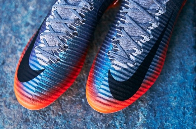 CR7 hớn hở khoe giày mới - Bóng Đá