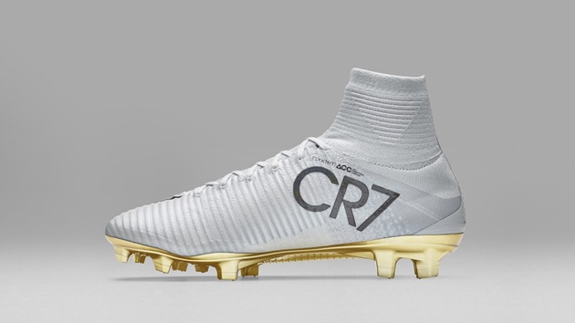CR7 hớn hở khoe giày mới - Bóng Đá