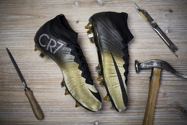 CR7 hớn hở khoe giày mới - Bóng Đá